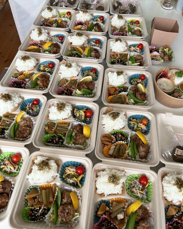 #きまぐれkitchenkiki   今日注文のイベント用のお弁当20個 日替わり、2種のカレー、パエリア 今日は体育館2ヶ所へ、配達しまーす🚙  営業についてのお知らせ  ◎GWですね❣️4/28、5/3、4営業🈺しております。 お客様用、お出かけ弁当の注文承りますます♪♪♪  【5月の営業について】  5日（日）定休日 6日（月）定休日 13日（月）定休日 15日（水）12時まで営業 19日（日）マルシェ出店のためお店　　 　　　　　は休みます 20日（日）定休日 27日（月）定休日 28日（火）臨時休業  ◎お弁当、イートインは、当日連絡頂くとお作りすることができます。連絡お待ちしております🥰  ◎4月1日からイートイン、お弁当共に設定変更しております。 ・お弁当はサラダ🥗がお弁当の中に入ります。 ・イートインはミニドリンク付きで1500円です。 よろしくお願い致します🙇‍♀️